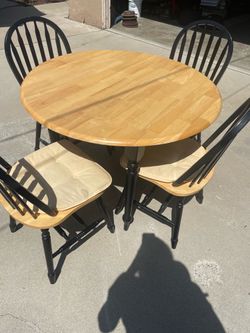 Dining table with 4 Chairs