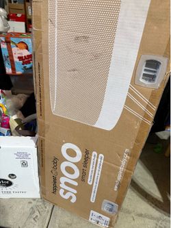 Gently used SNOO smart sleeper bassinet