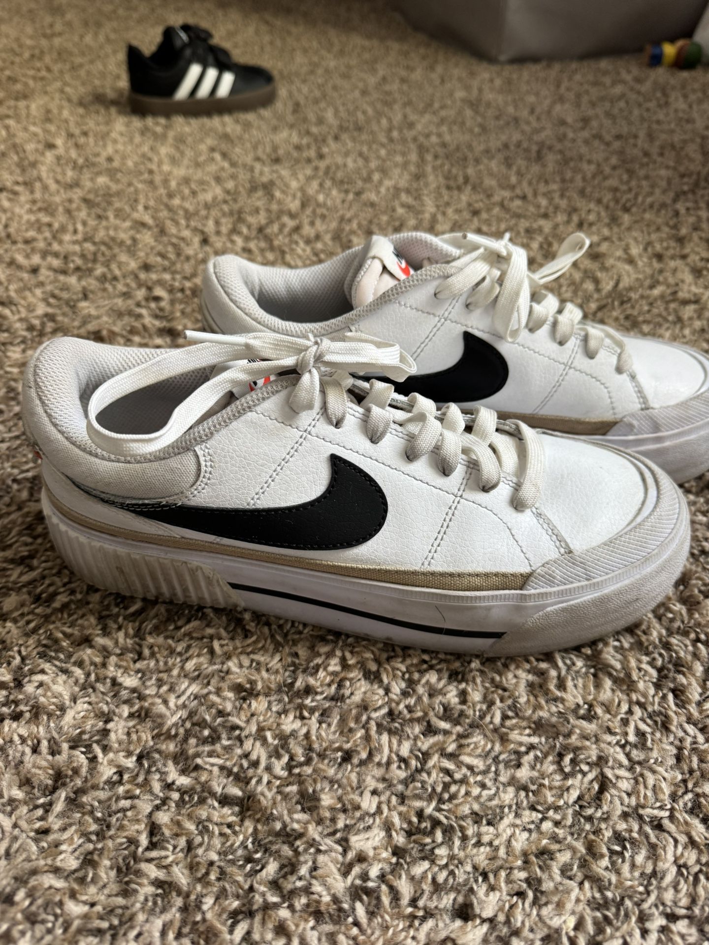 Nike Courts Womens Size 7.5