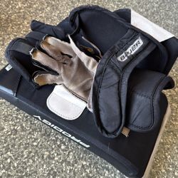 Bauer Youth Regular Blocker- Right