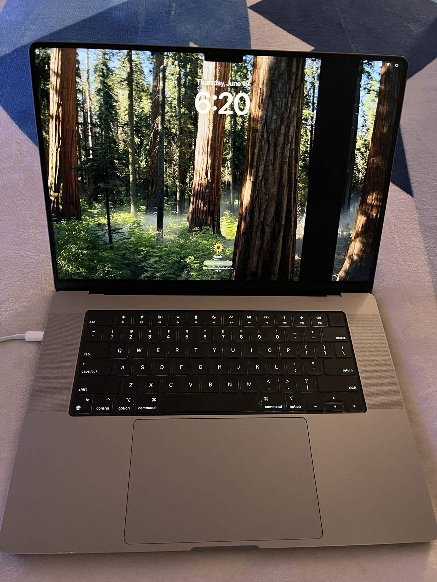 MacBook Pro 16gb M1 **Display Black bar**