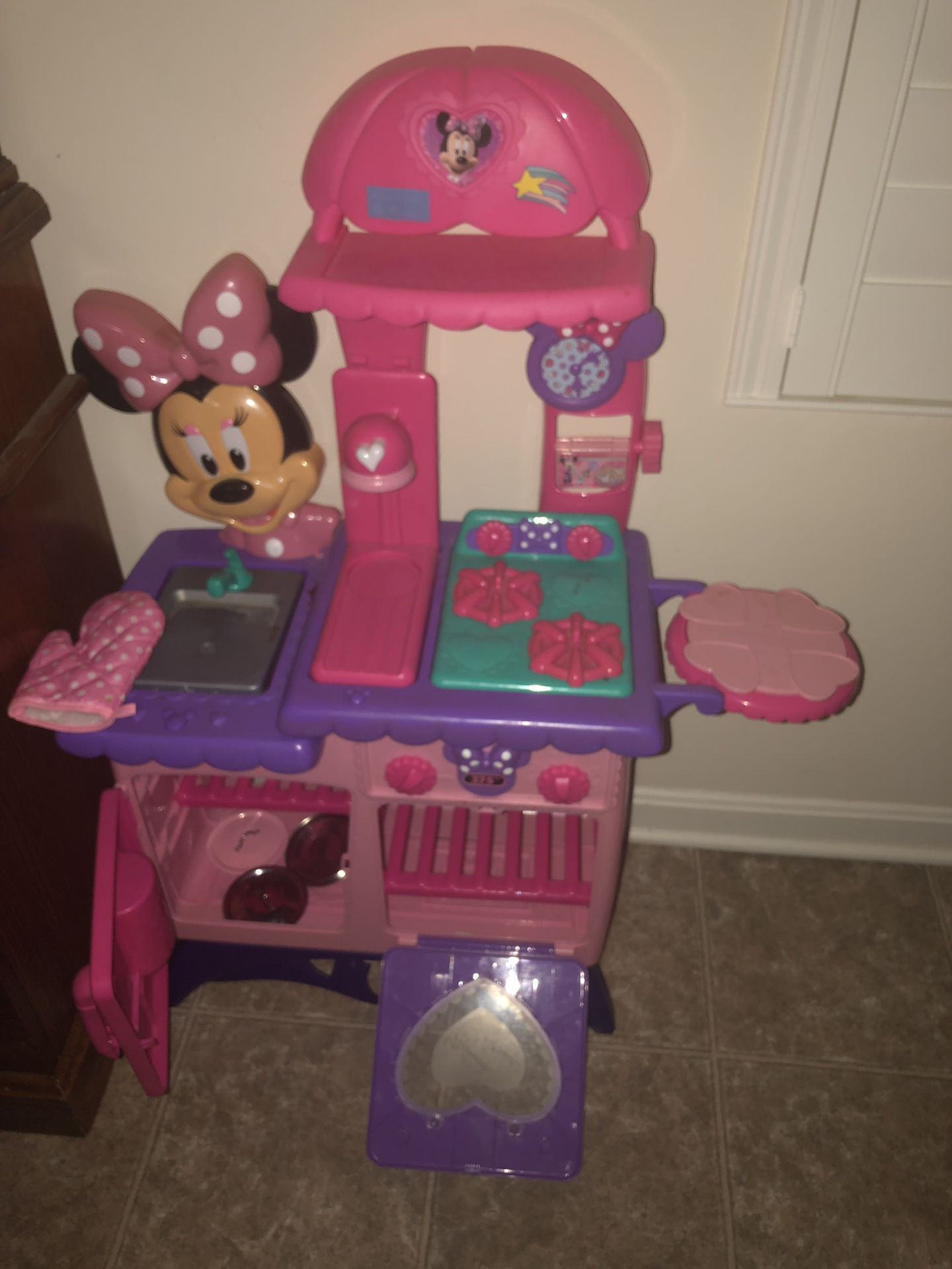 Minnie Mouse kitchen toy