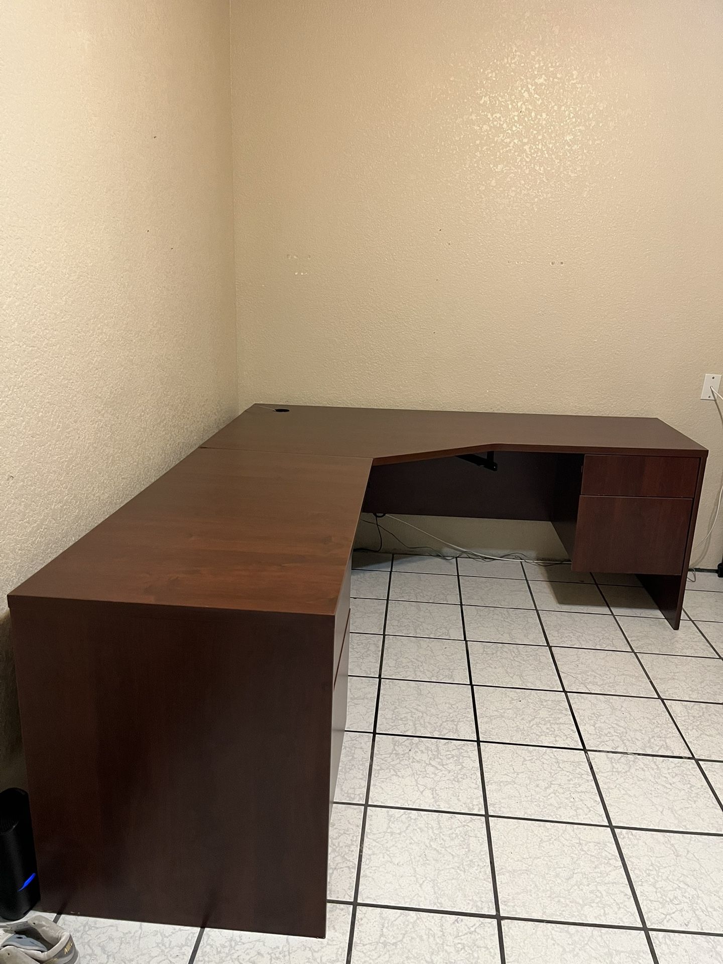 Desk L-Shaped 72in X 84in With Lock Drawers