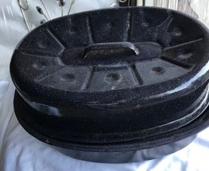 Small black enameled roaster