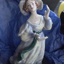 Royal Doultan Figurine "Grand Manner"