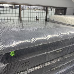 KING SIZE SIMMONS BEAUTYREST BLACK SERIES 4 (MEDIUM) PILLOW TOP MATTRESS & BOX SPRINGS BED SET