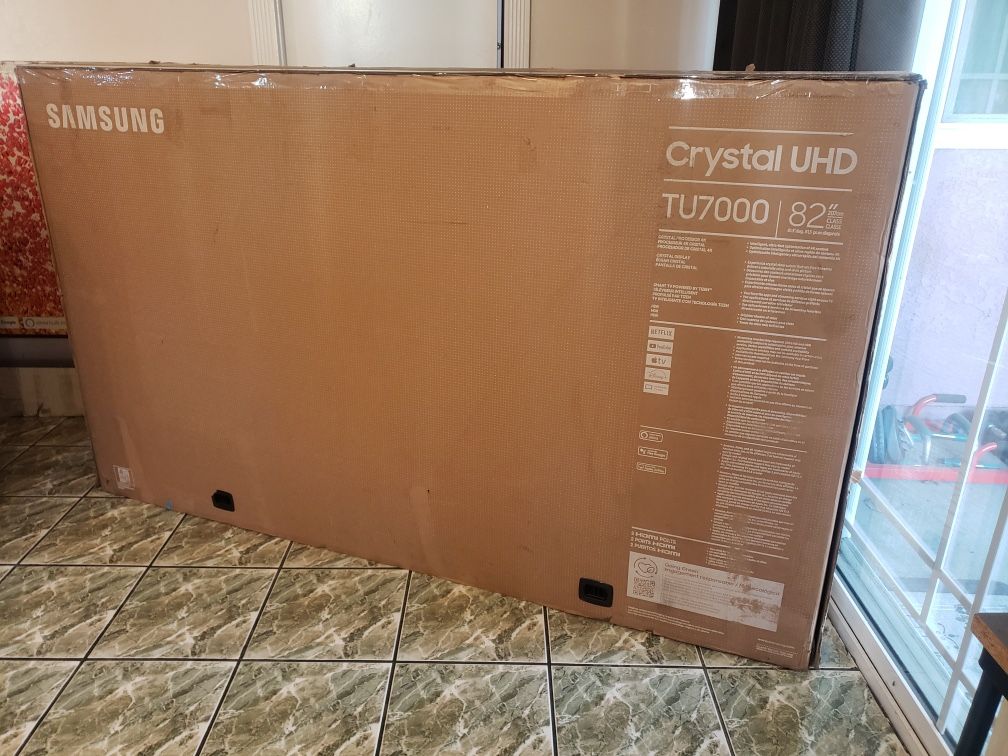 SAMSUNG 82-Inch Class Crystal UHD TU7000 Series- 4K UHD HDR Smart TV with Alexa Built -in (UN82TU7000FXZA