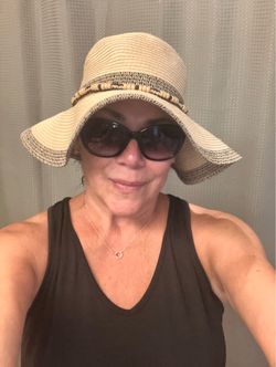 Floppy, fun summer hat. Shades entire face