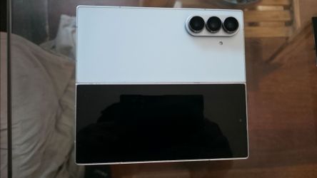 Samsung Galaxy Z Fold 7 - Unlocked - Functional Inner Screen (Small Edge Blemish) Original packaging