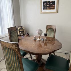 Beautiful vintage Victorian table with 4 matching chairs 