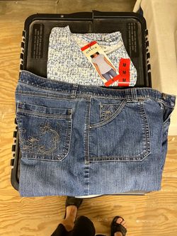 Women 1pair of Gloria Vanderbilt size 12 shorts & 1 Women’s size Medium Top