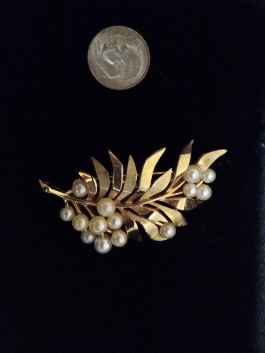 Vintage Trifari Pin. Gold Tone With Faux Pearls