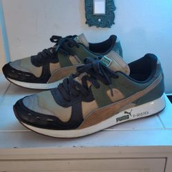 Mens Pumas Size 91/2