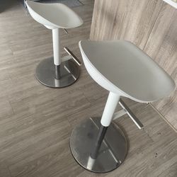 2 Kitchen Stools