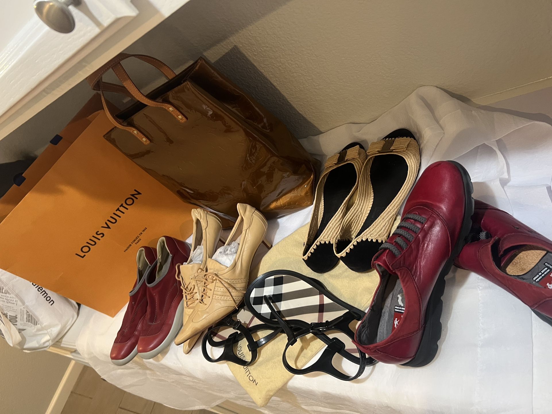 LV,Christian Louboutin,Prada Shoes,Ferragamo,Burberry,Femme Fluchos All Authentic 
