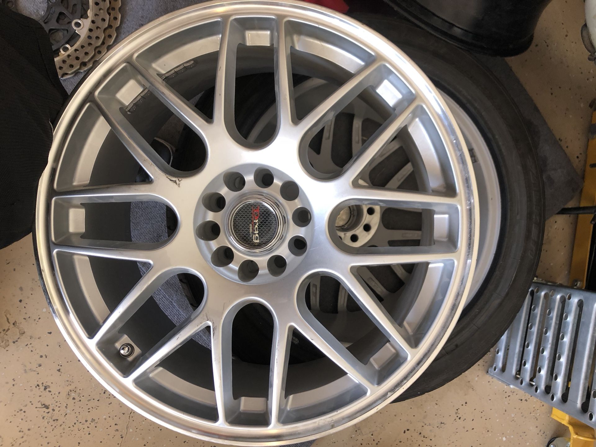 Only 2 universal rims 18x8