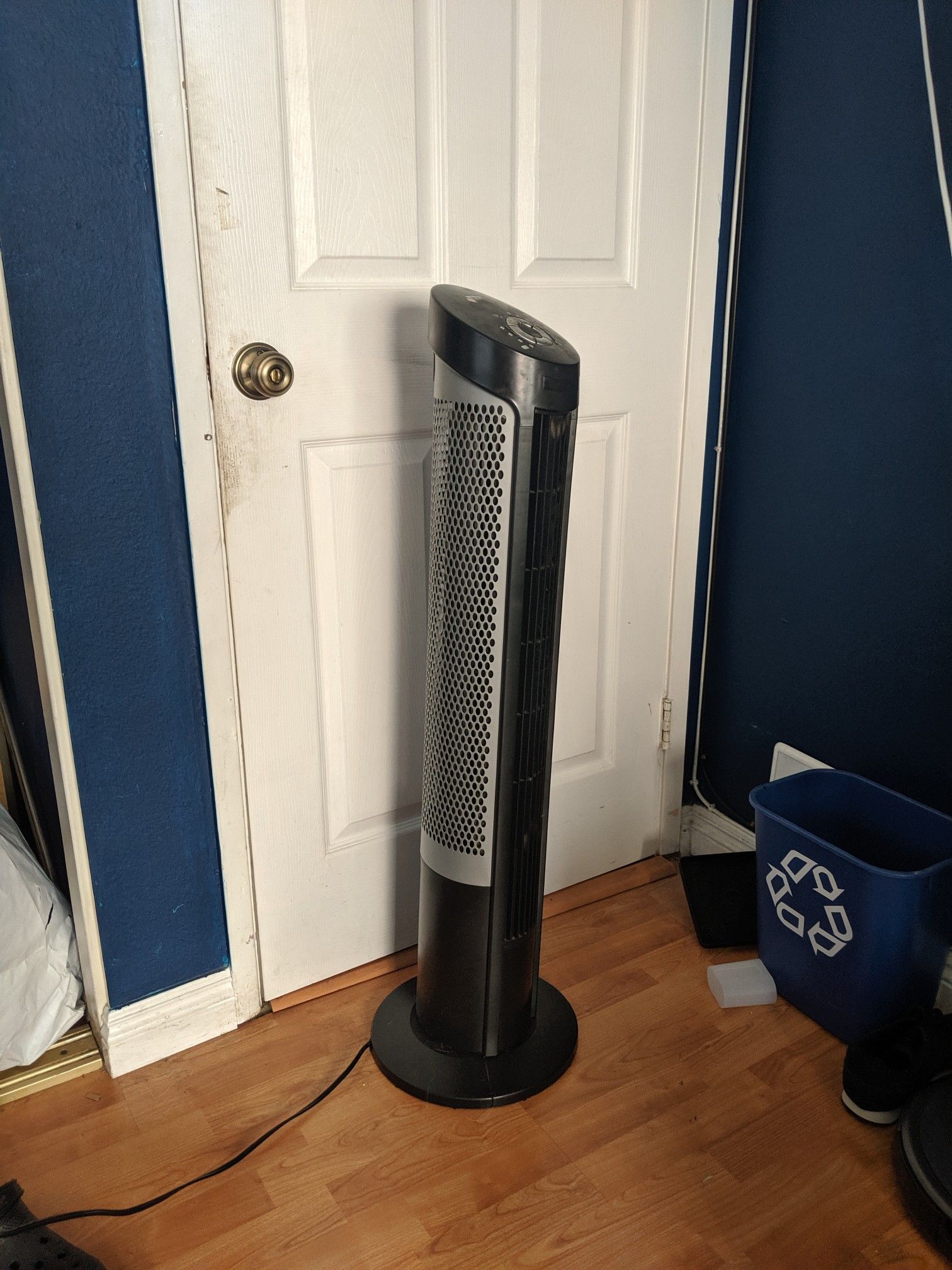 Tower fan kinda works, could be fixed maybe