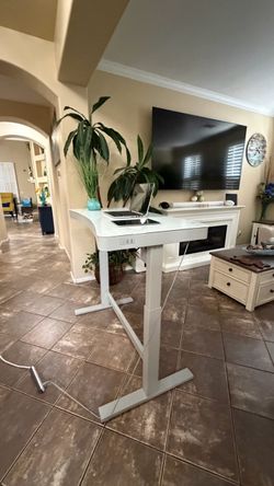 Beautiful Tresanti adjustable height desk In excellent condition