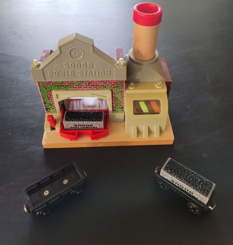 Thomas & Friends Sodor Coal Power Station + 2 Cargo Cars & Loads