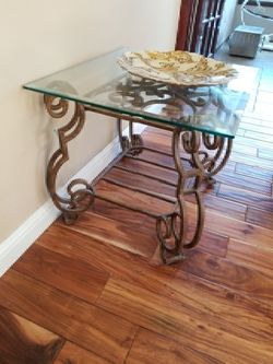 Glass end table great condition