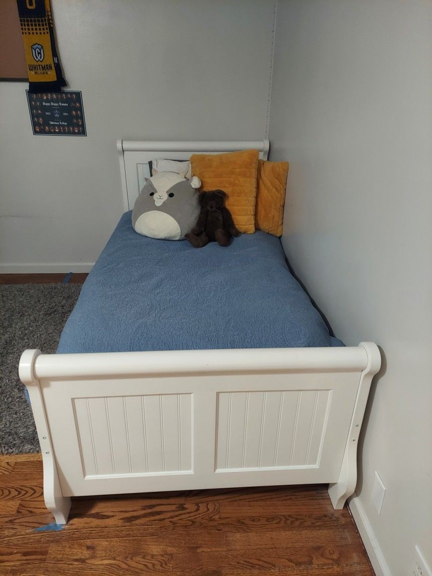 Twin Bed With Trundle And Mattresses