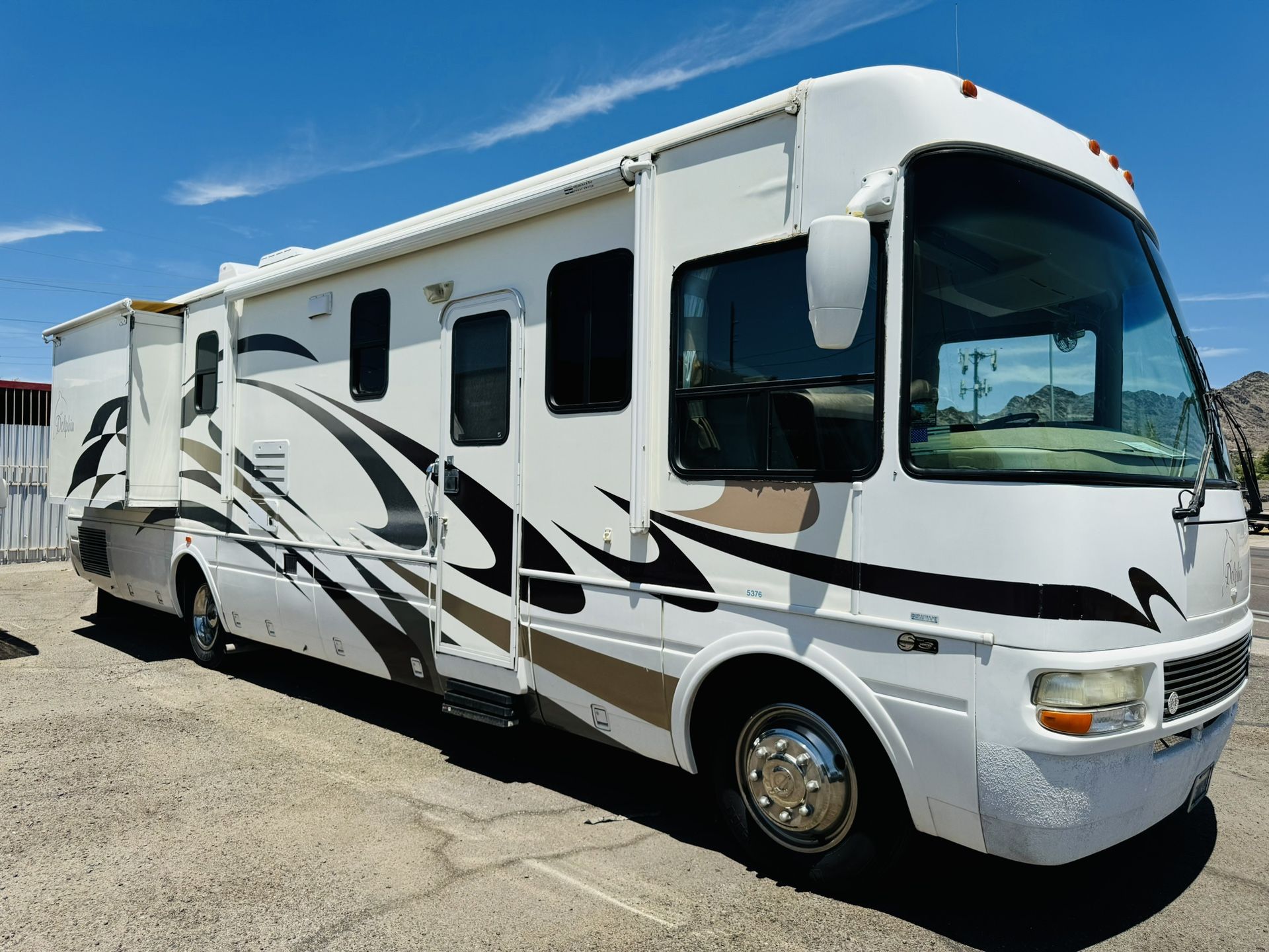 2005 national dolphin 36ft with 3 large slide outs Chevy 8.1 workhorse ...