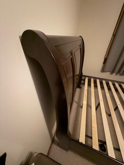 Queen size sleigh bed