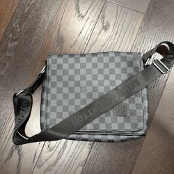 Louis Vuitton Men’s Fanny Pack