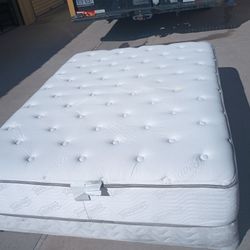 Queen Beautyrest Mattress And Box Spring 