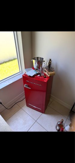 Bar size refrigerator Luke new