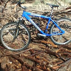 Specialized HardRock Mountain Bike 17 Inch. Shimano 