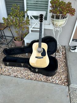 Acoustic Guitar.  🎸 Full Size 