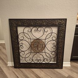 METAL WALL DECOR 40X40 (SERIOUS BUYERS ONLY PLEASE 🙏🏻)READ FULL DESCRIPTION BEFORE ASKING PLEASE 🙏🏻 IF IT'S POSTED IT'S AVAILABLE 👀 