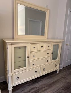 Raymour & Flanagan Large Bedroom Dresser & Mirror Set