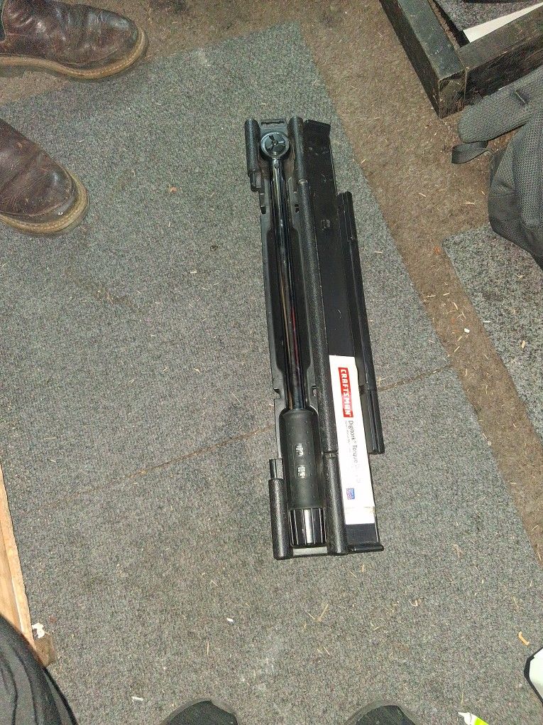 Digital torque wrench