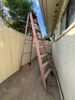 8’ Fiberglass Step Ladder