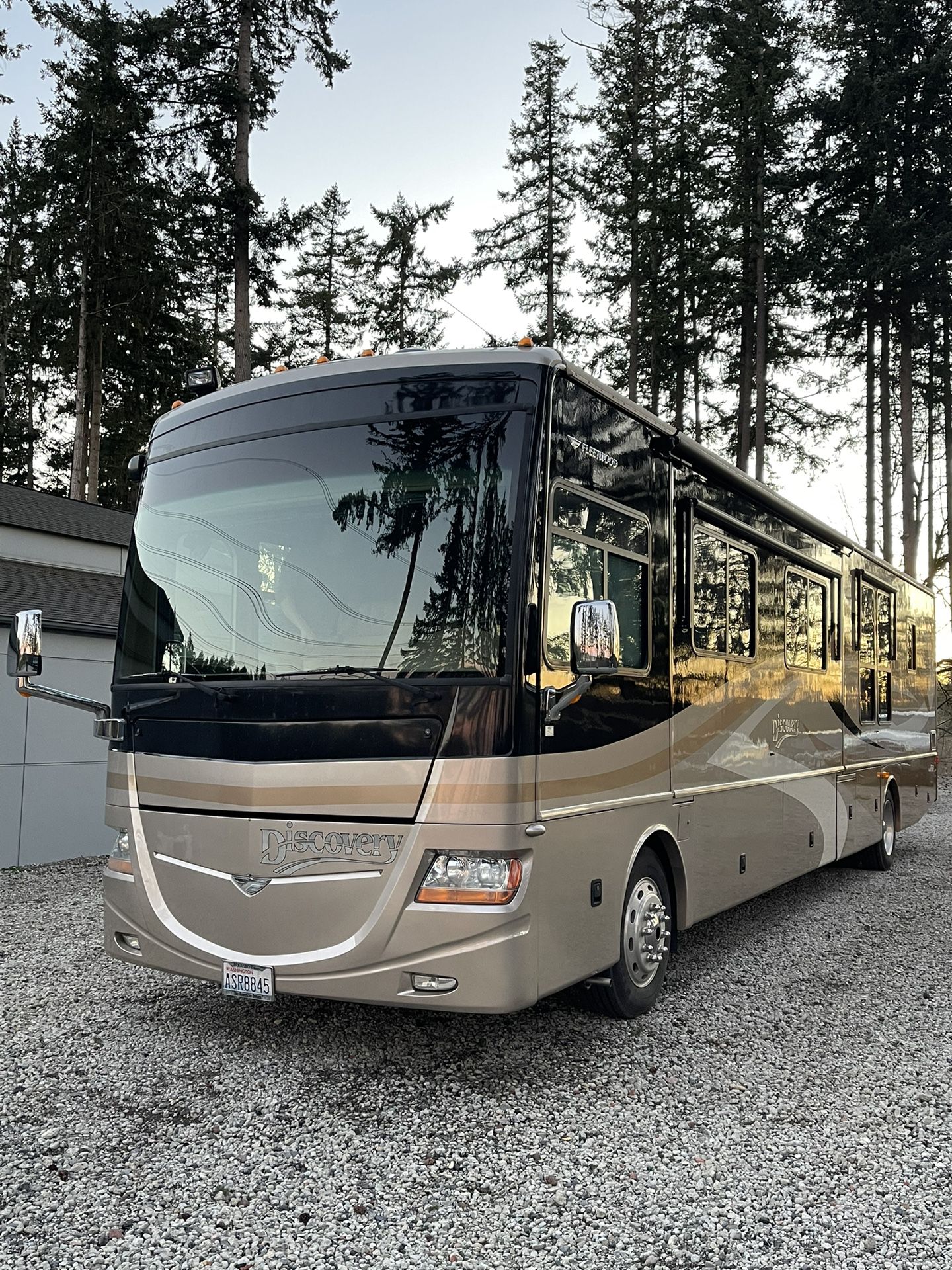2008 Fleetwood DISCOVERY 40X Class A for sale. This motorhome is a clean title, 46k miles