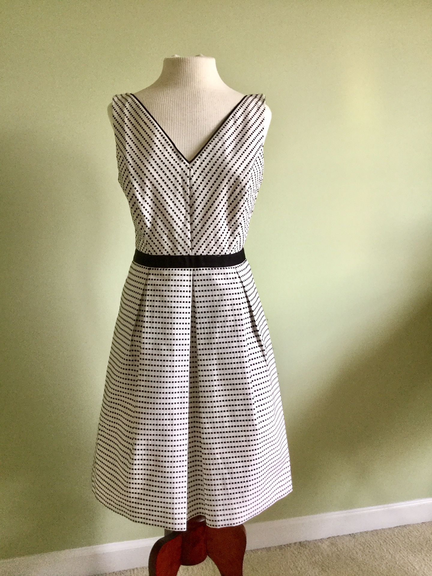 White House Black Market Black and White Spotted Dress Size 6