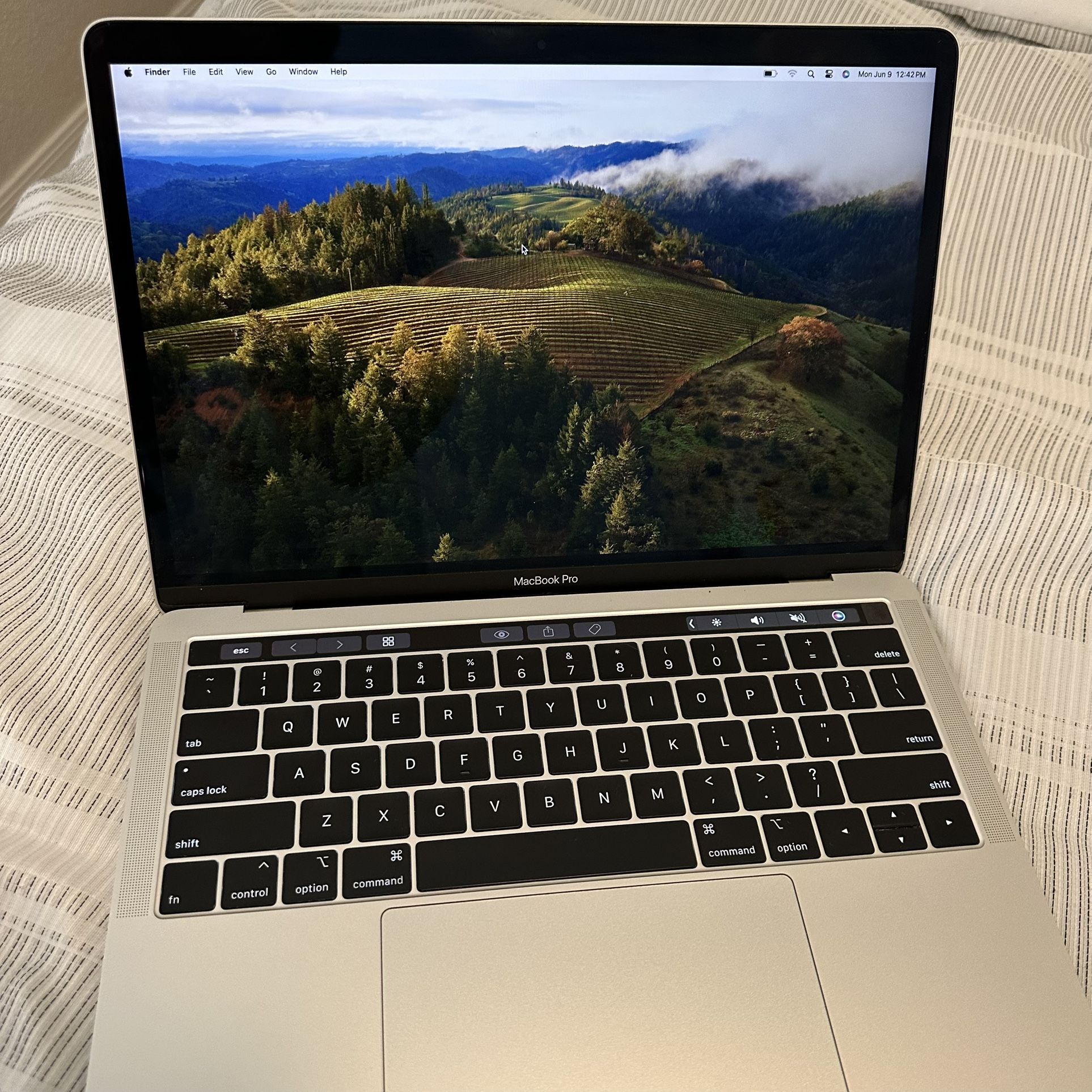 2018 MacBook Pro 13” Intel i5 / 16GB RAM.
