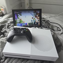 Xbox One S 500GB Great Condition With Controller And Game