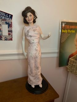 Jackie Kennedy Franklin Mint “THE JACQUELINE” Fashion Doll with Stand