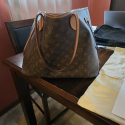 Used LV https://offerup.co/faYXKzQFnY?$deeplink_path=/redirect/ NM MNG BEIGE. 1000 or best offer.