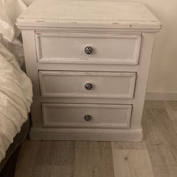 2 Nightstands