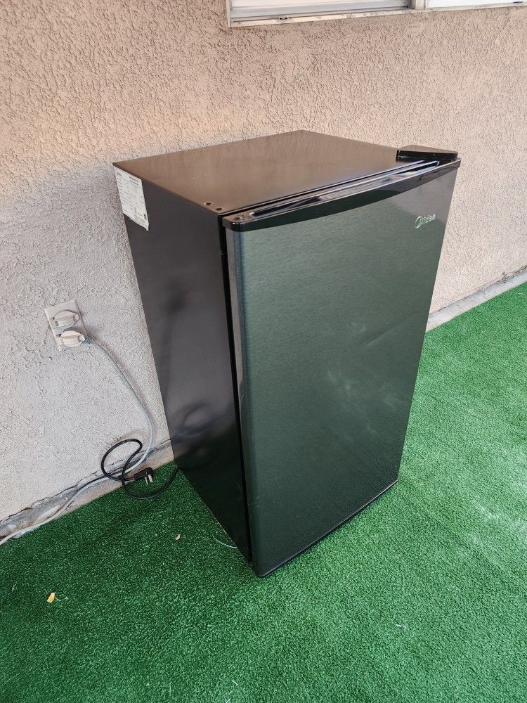 Mini Fridge LIKE NEW 