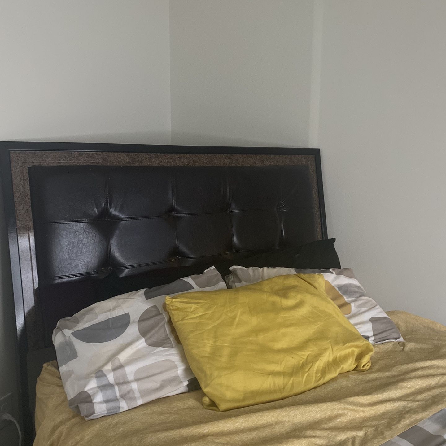 Four Piece Bedroom Set Missing One Slack