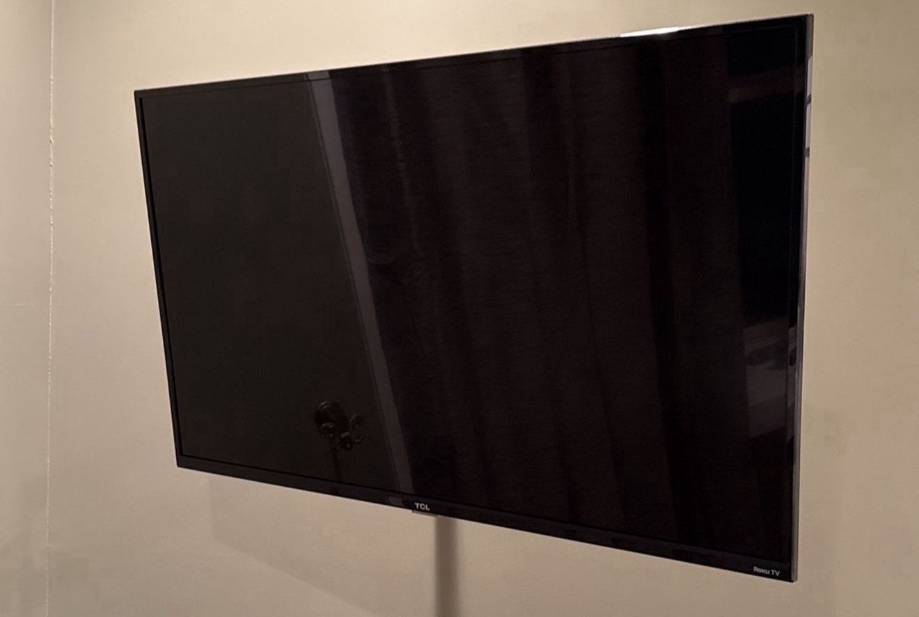43” TCL Roku Smart Tv With Wall Mount