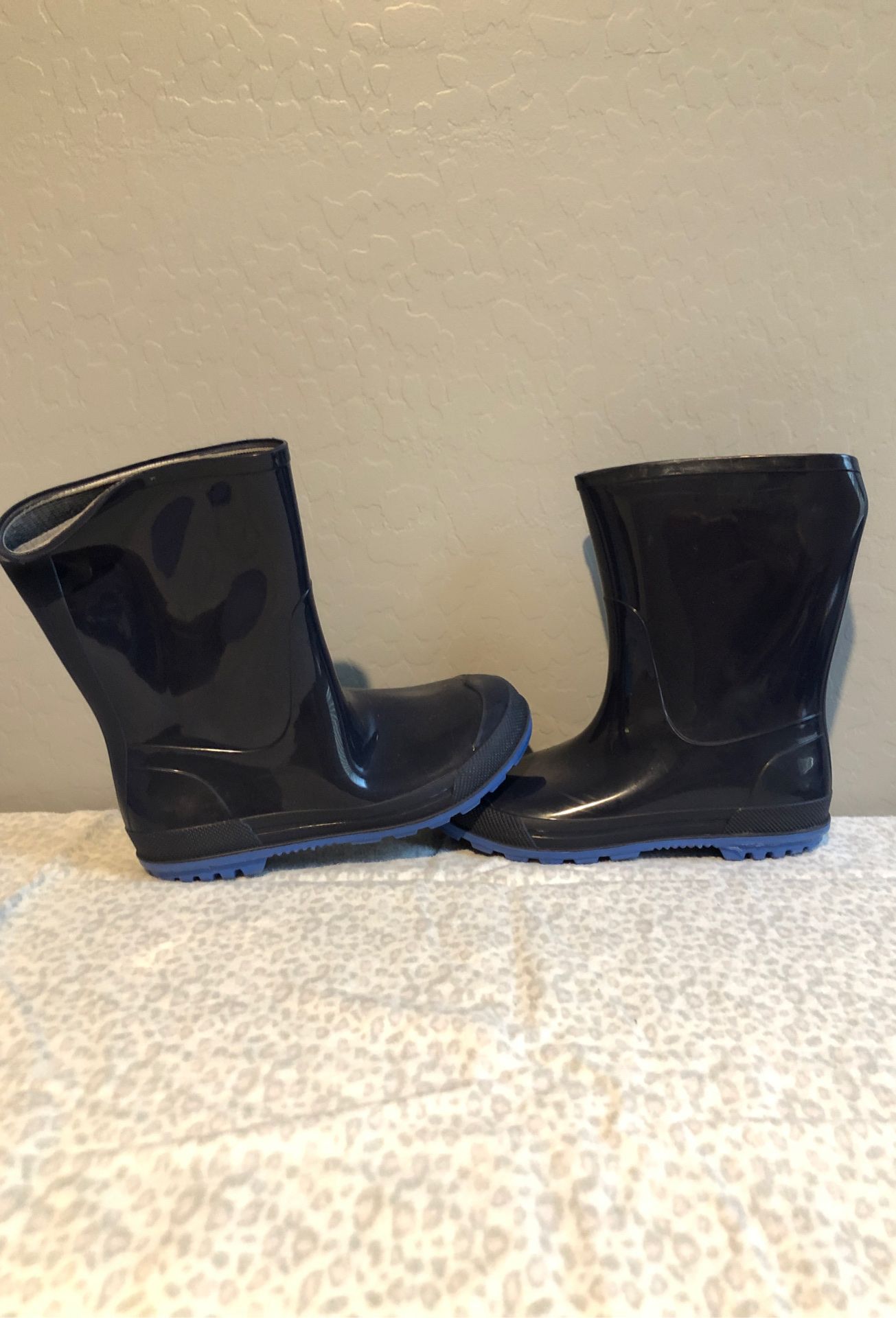 Boys/kids rain boots size 13-1