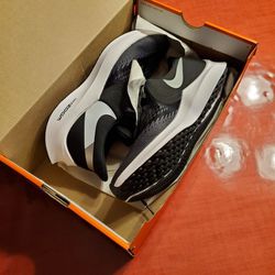 WOMENS NIKE RUNNING SHOES SIZE 8 - NEW IN BOX!
