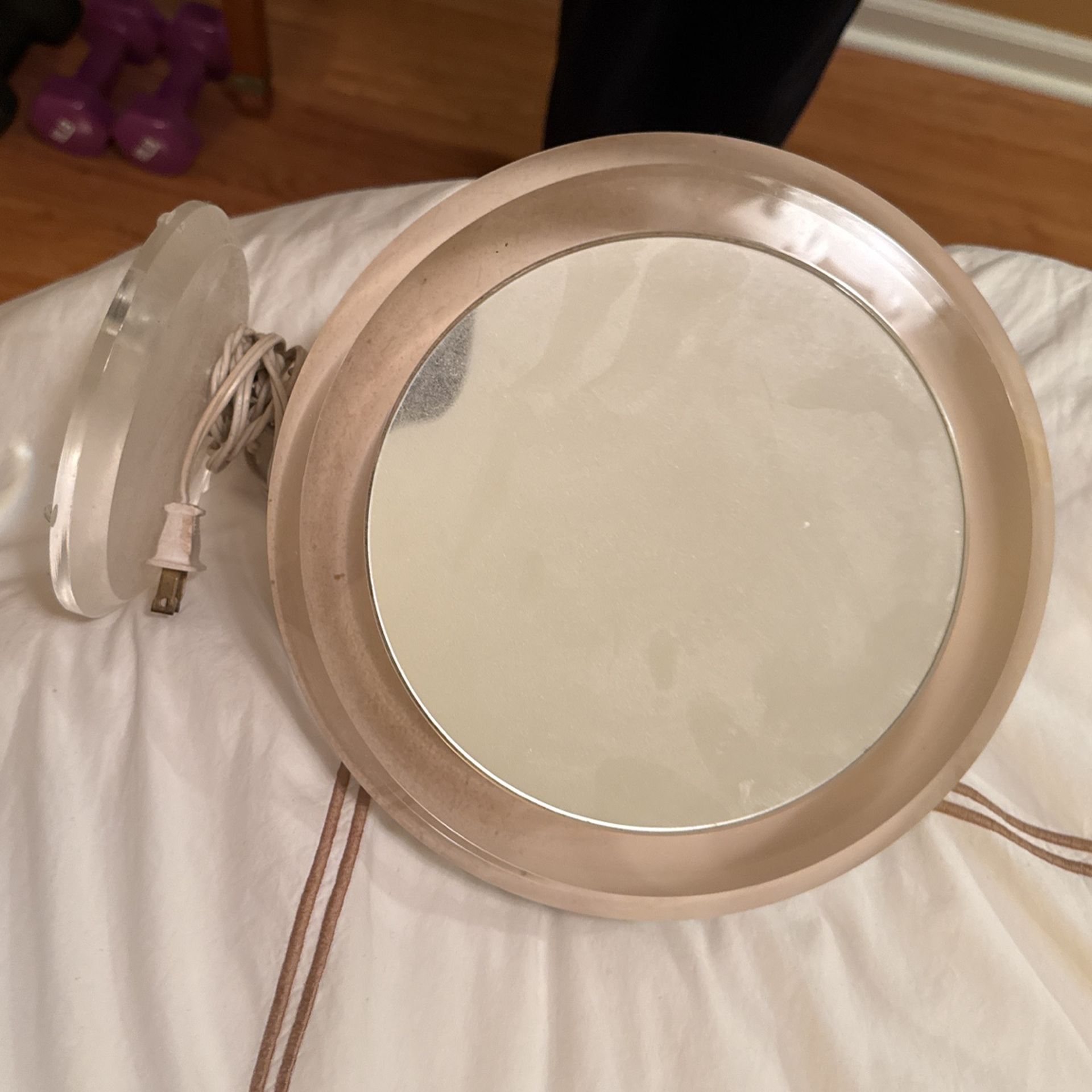 Cosmetic mirror lighted