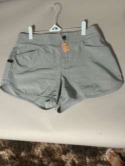 Women’s Medium Magellan shorts